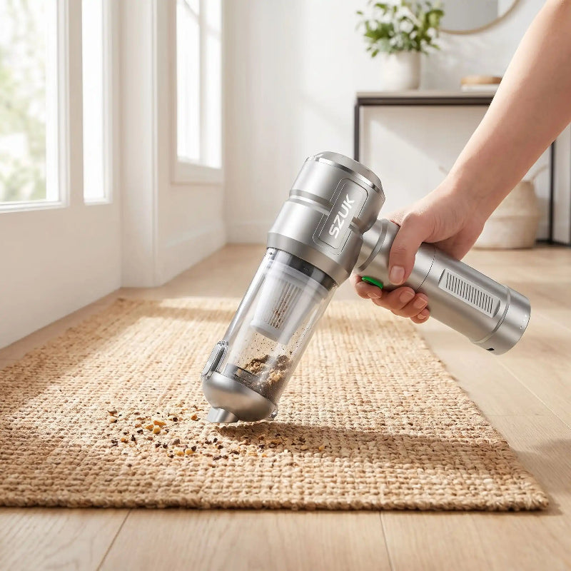 Aspirateurà main ramassant salete tapis entrée