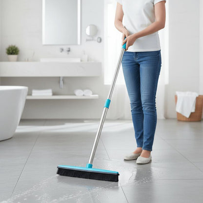 balai ramassant eau dans salle bain