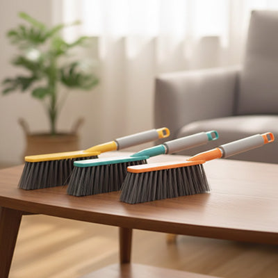 balayette colorsbroom sur une table