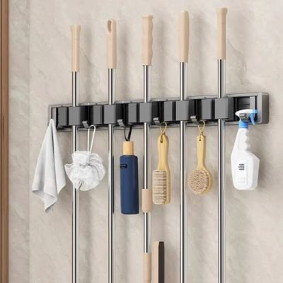 Porte balai mural supportant plusieurs outils