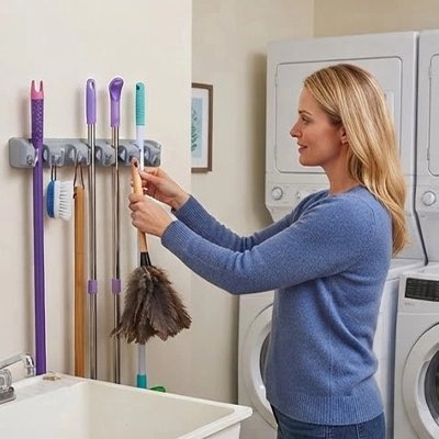 Porte balais mural integrant crochet