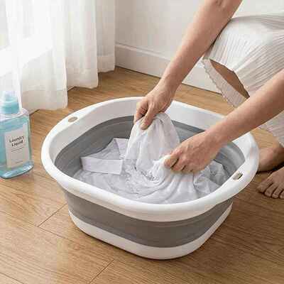 Seau d'eau pour nettoyer linge